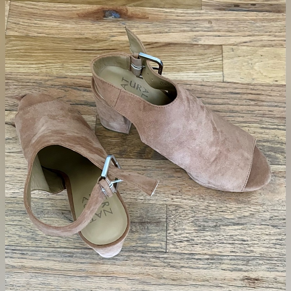 Brand new Naturalizer pep toe block heels.